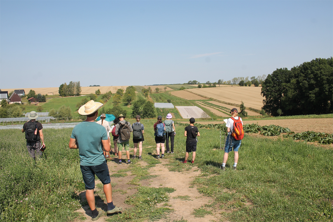 Exkursionsgruppe mit Blick über gesamten Betrieb