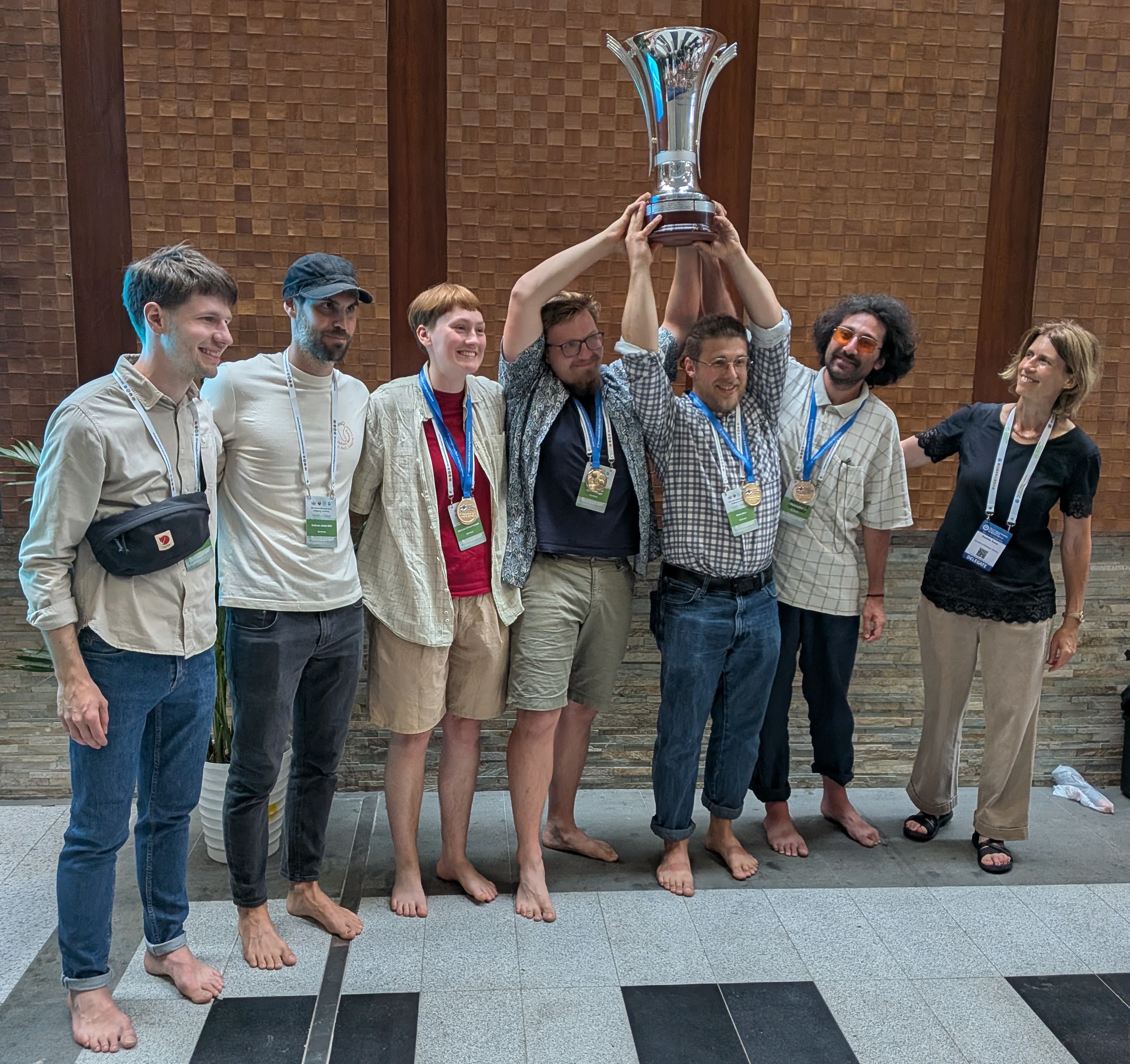 Gewinner*innen des Soil Contest bei der Übergabe des Pokals