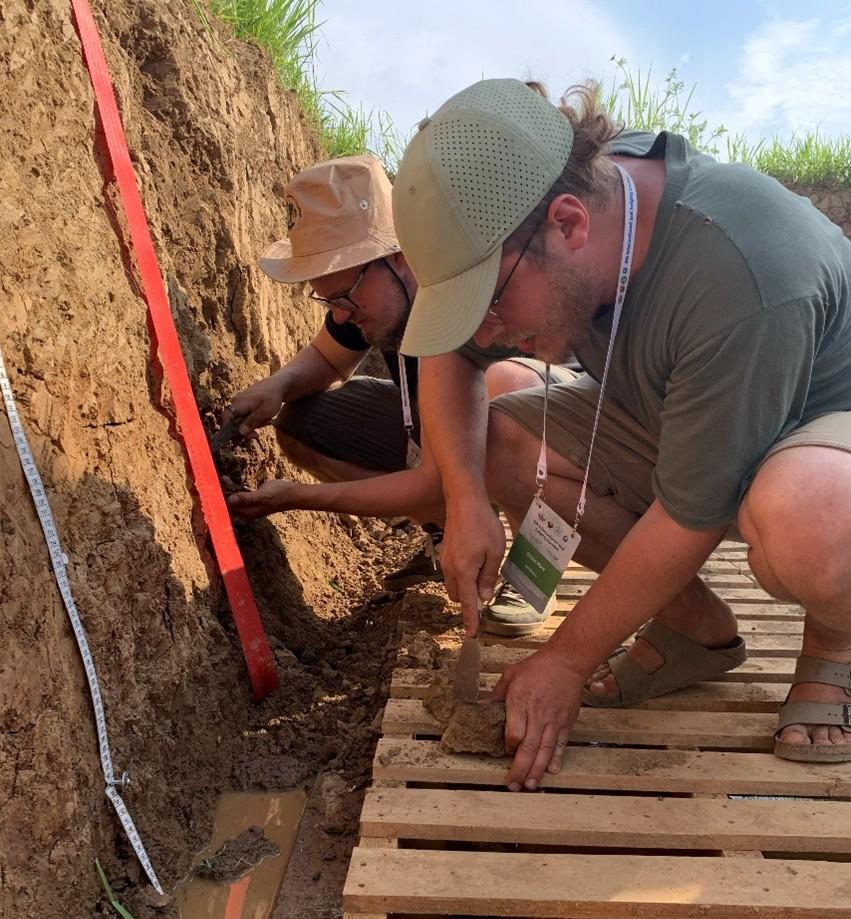 Teilnehmer*innen des Soil Contests im Feld